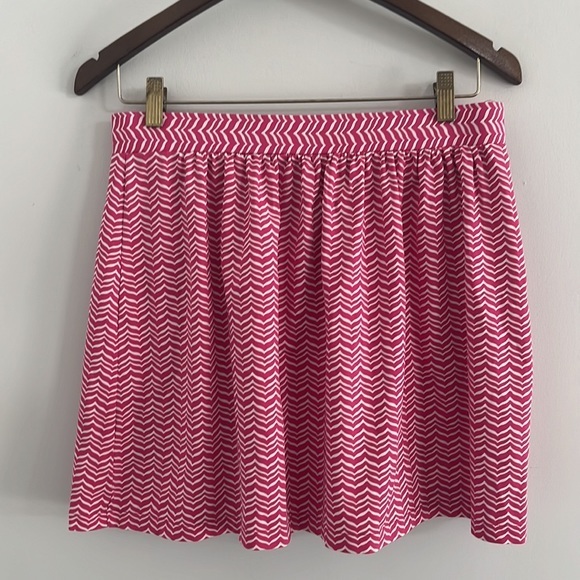 Vineyard Vines mini skirt whale‎ tails in a chevron patters stretchy soft flowy - Picture 4 of 6